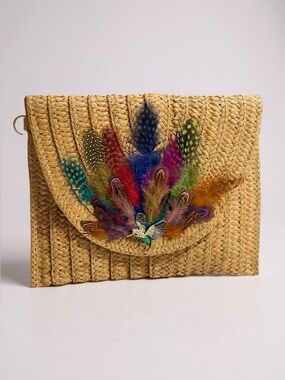 FEATHERED WHIMSY HAND DESIGNED LAYERED STRAW ENVELOPE CLUTCH/ CROSSBODY PURSE